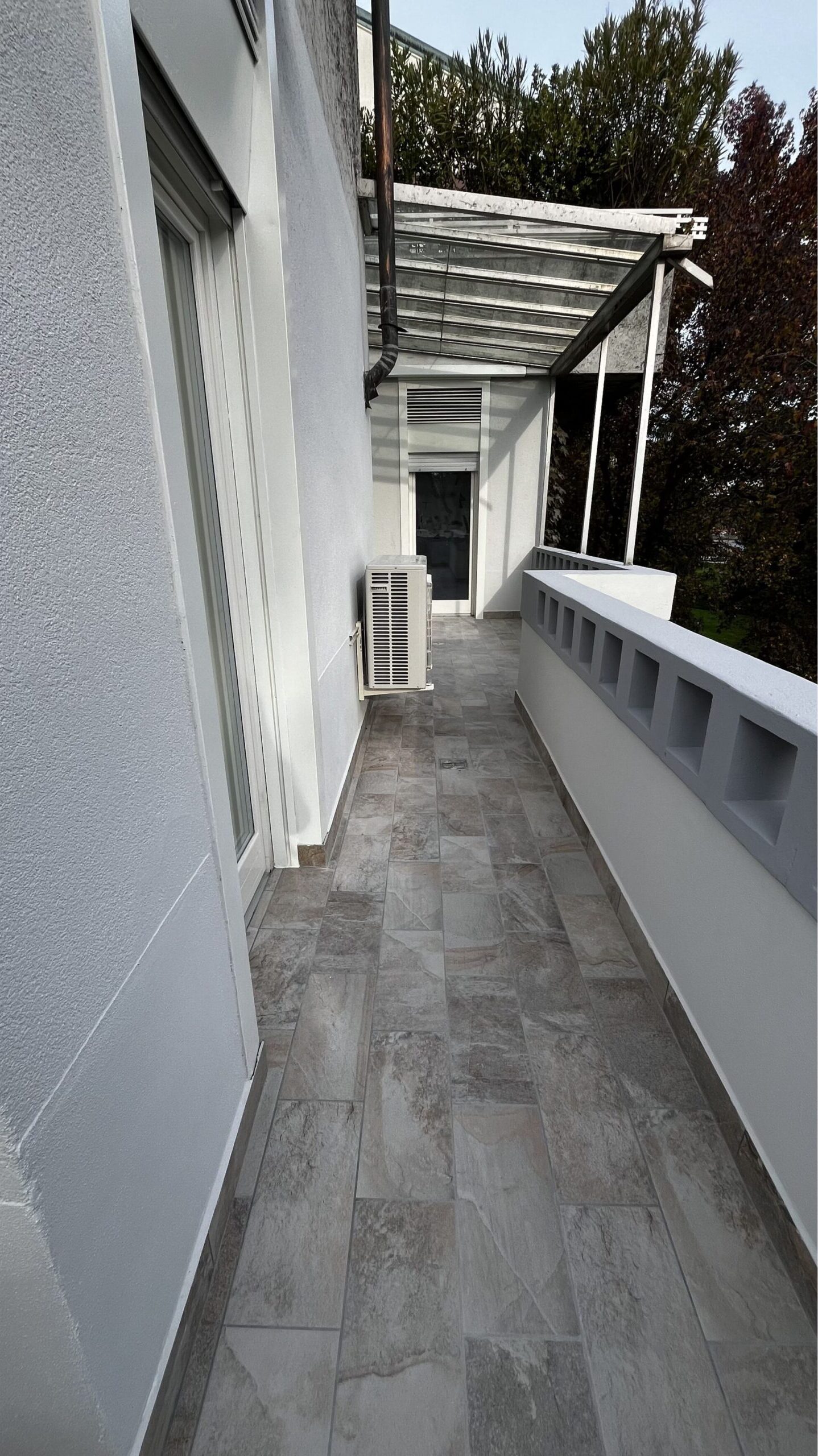 Rasatura pareti, pavimento in gress, sostituzione pannelli tettuccio